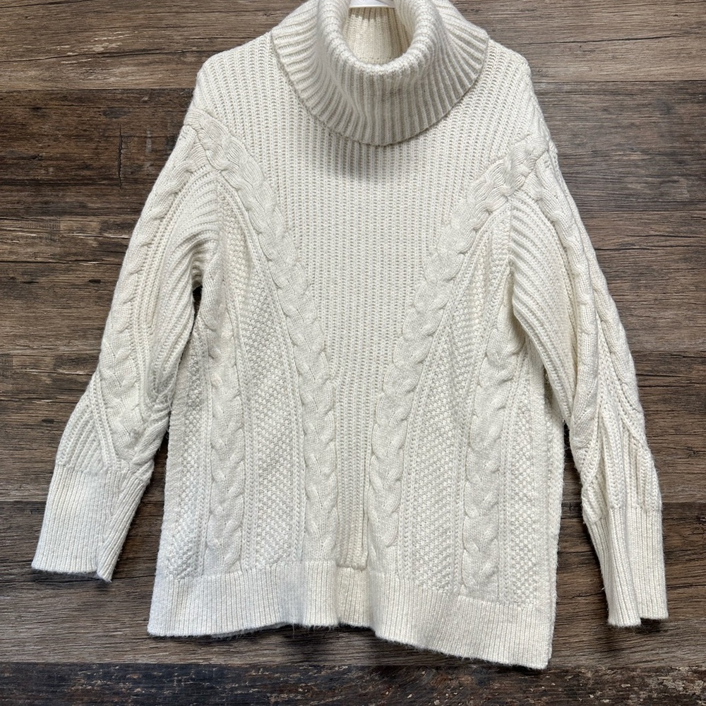 Banana Republic‎ White Cable Knit Heavy Warm Sweater